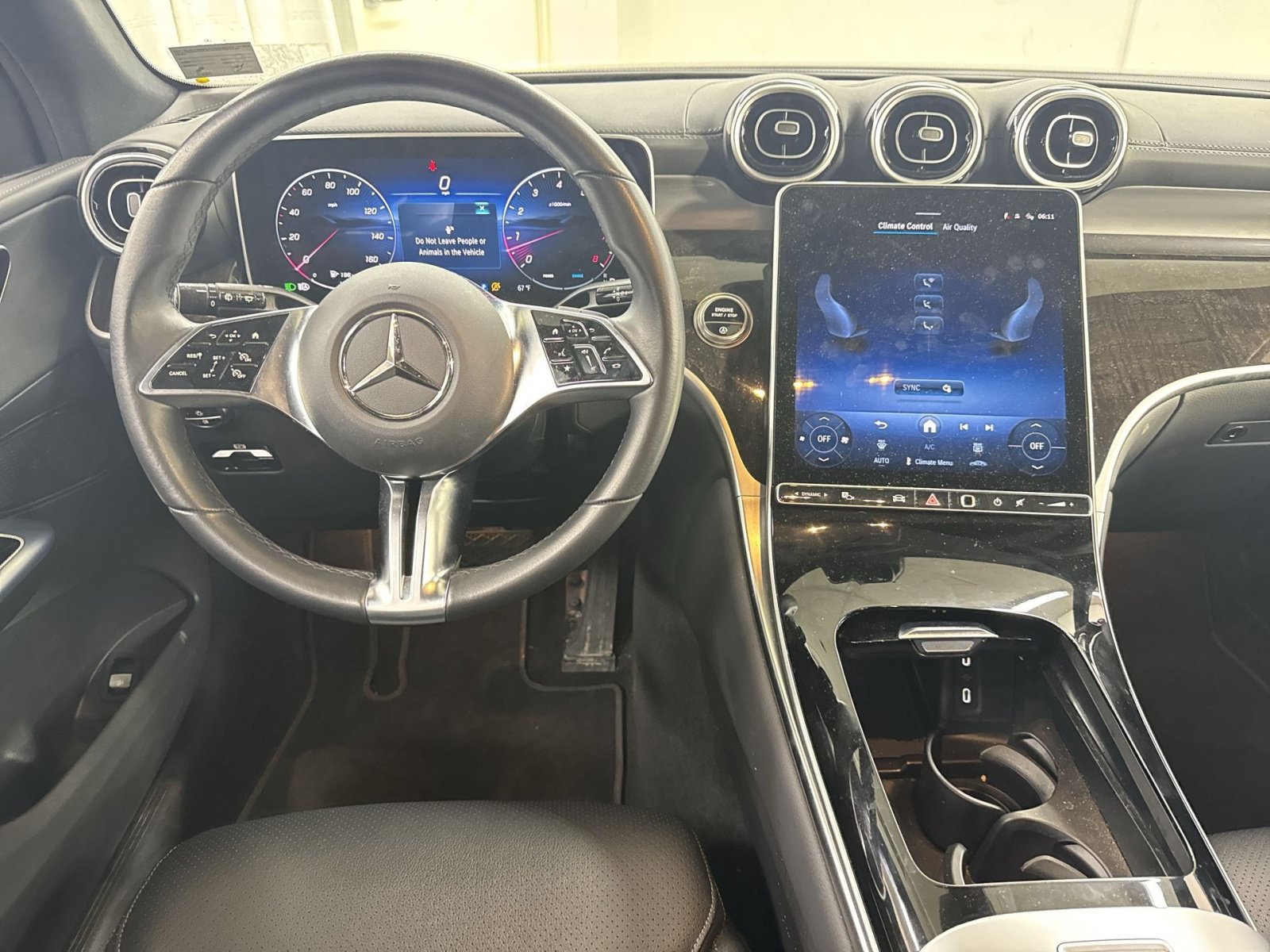 Used 2025 Mercedes-Benz GLC 300 4MATIC image 35