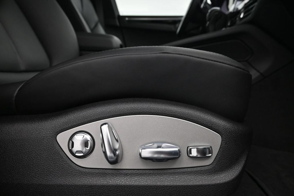 Certified 2026 Porsche Macan Turbo AWD/4WD image 15