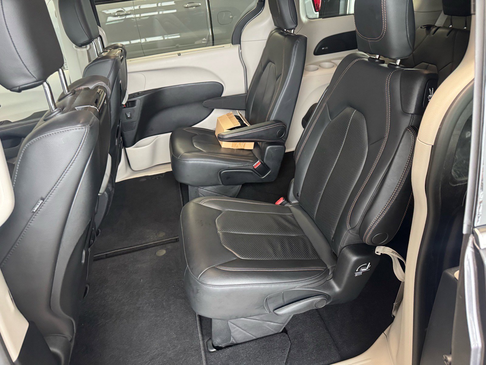 Used 2020 Chrysler Pacifica Touring-L Plus image 11