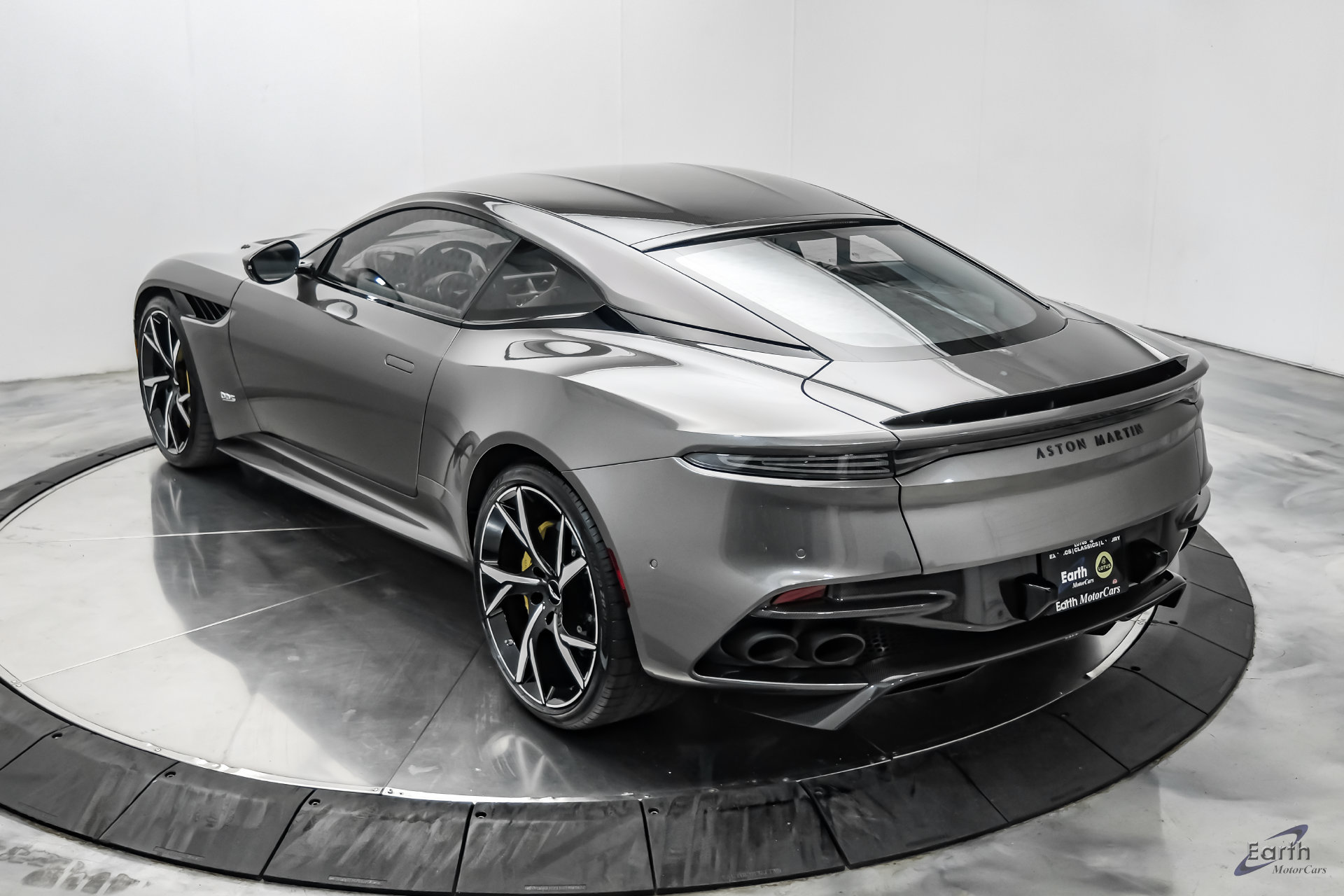 Used 2019 Aston Martin DBS Superleggera RWD image 13