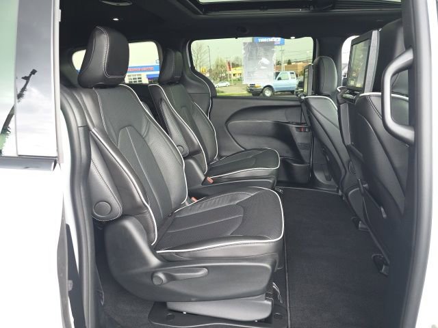 Used 2026 Chrysler Pacifica Premium image 46