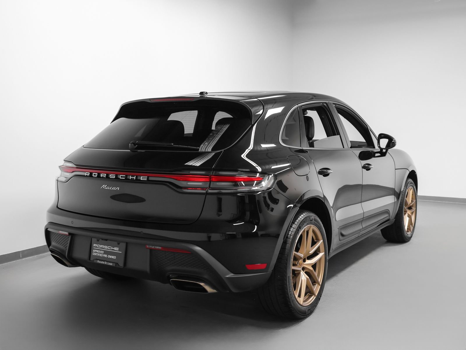 Certified 2025 Porsche Macan AWD/4WD image 12