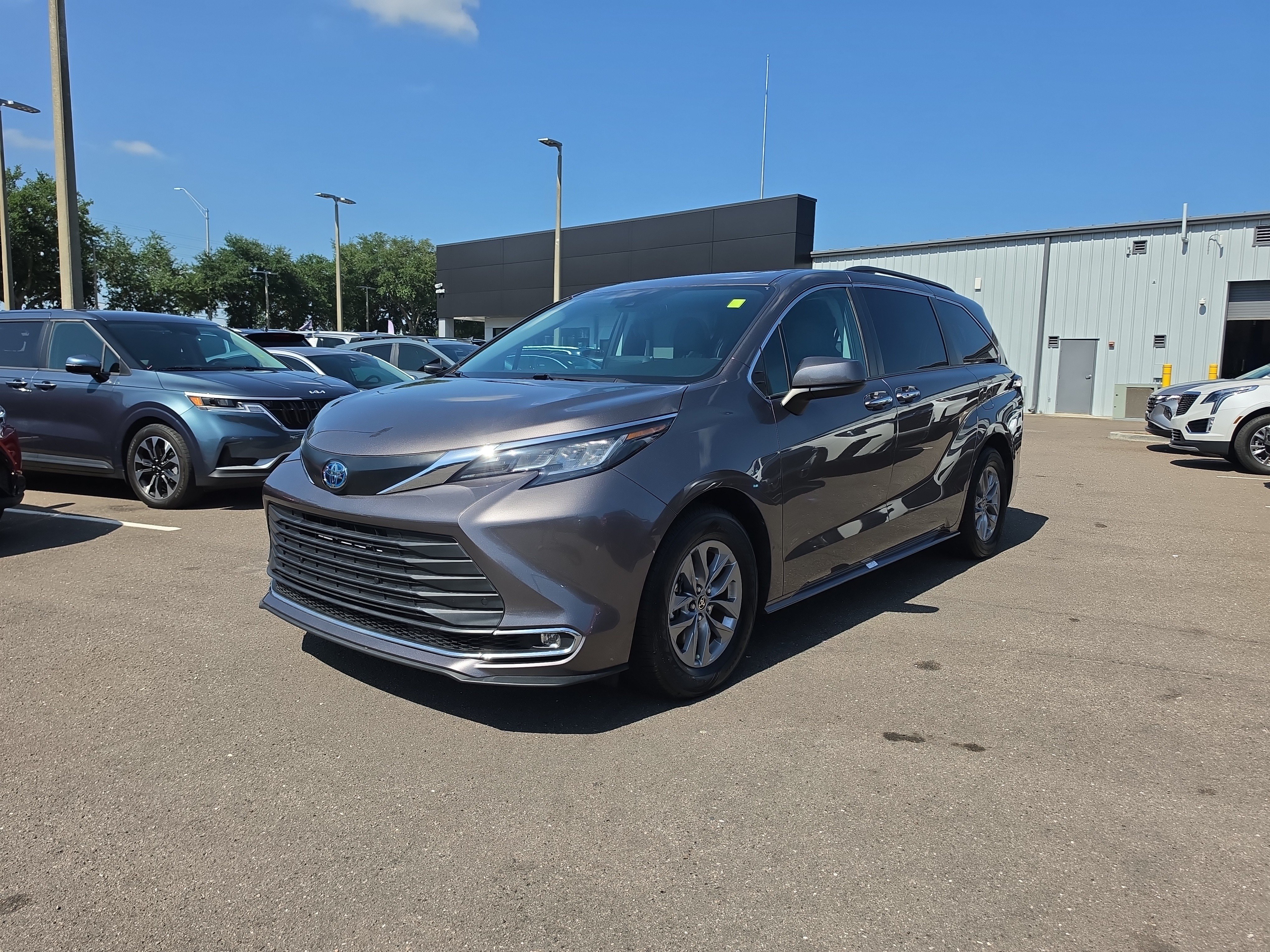 Used 2022 Toyota Sienna XLE FWD image 4