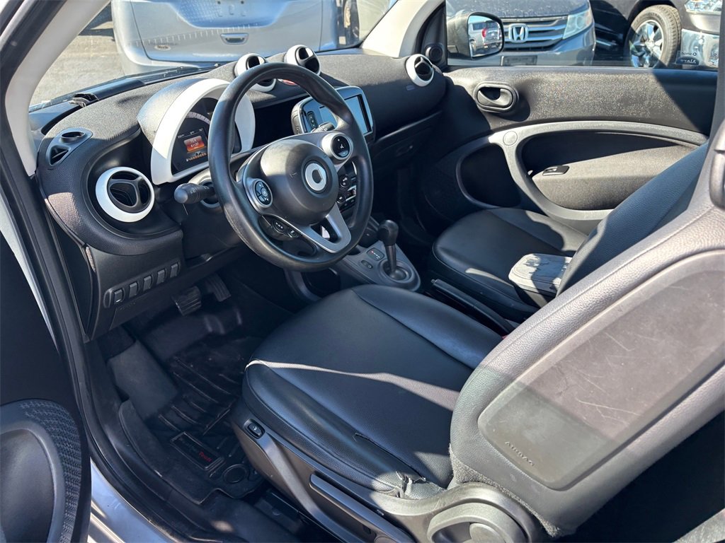 Used 2016 smart fortwo pure image 8
