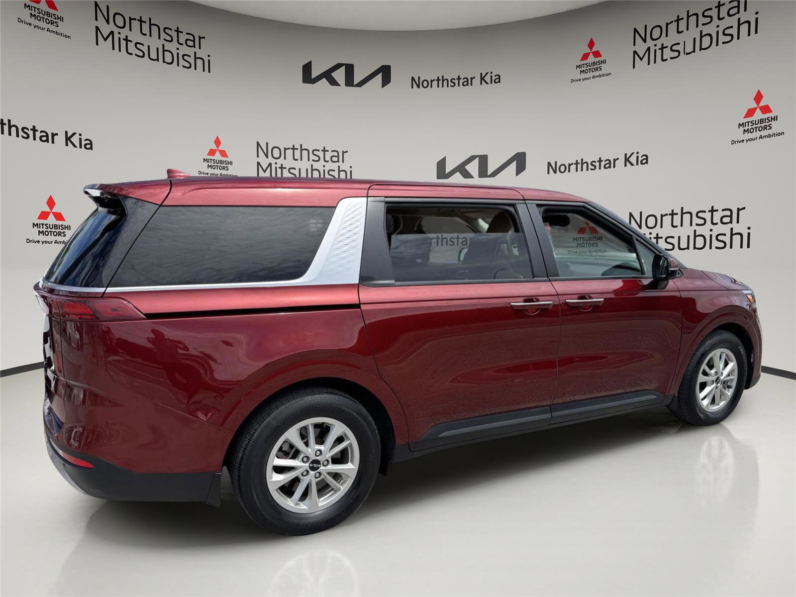 Used 2023 Kia Carnival LX FWD image 7