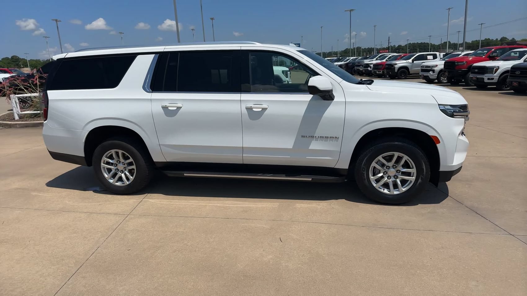 Used 2024 Chevrolet Suburban LT RWD image 2