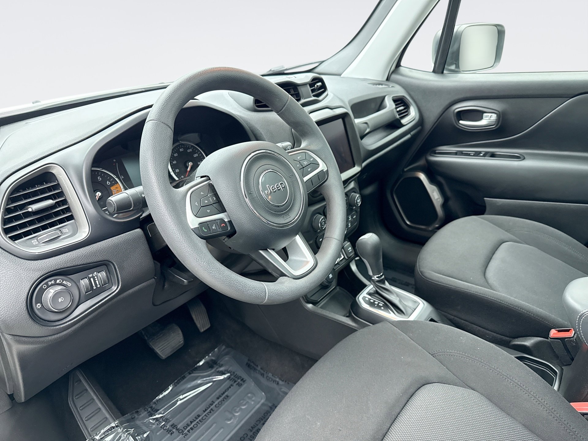 Used 2023 Jeep Renegade Latitude w/ Sun & Fun Group AWD/4WD image 10