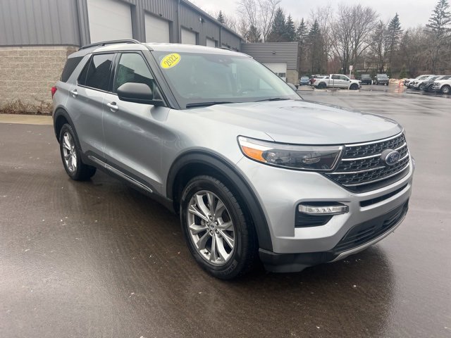 Used 2022 Ford Explorer XLT w/ Equipment Group 202A image 3