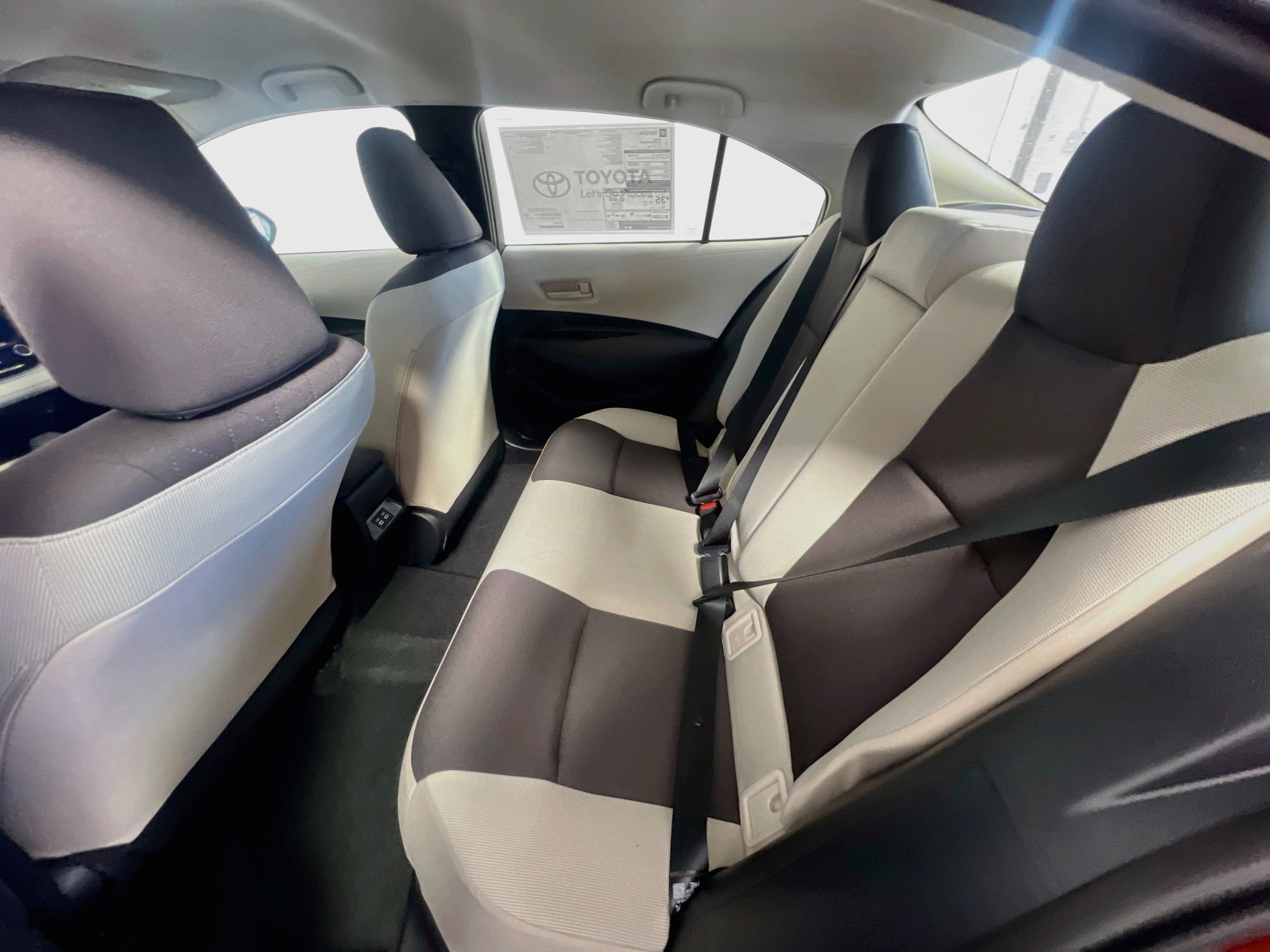 Used 2025 Toyota Corolla LE FWD image 27