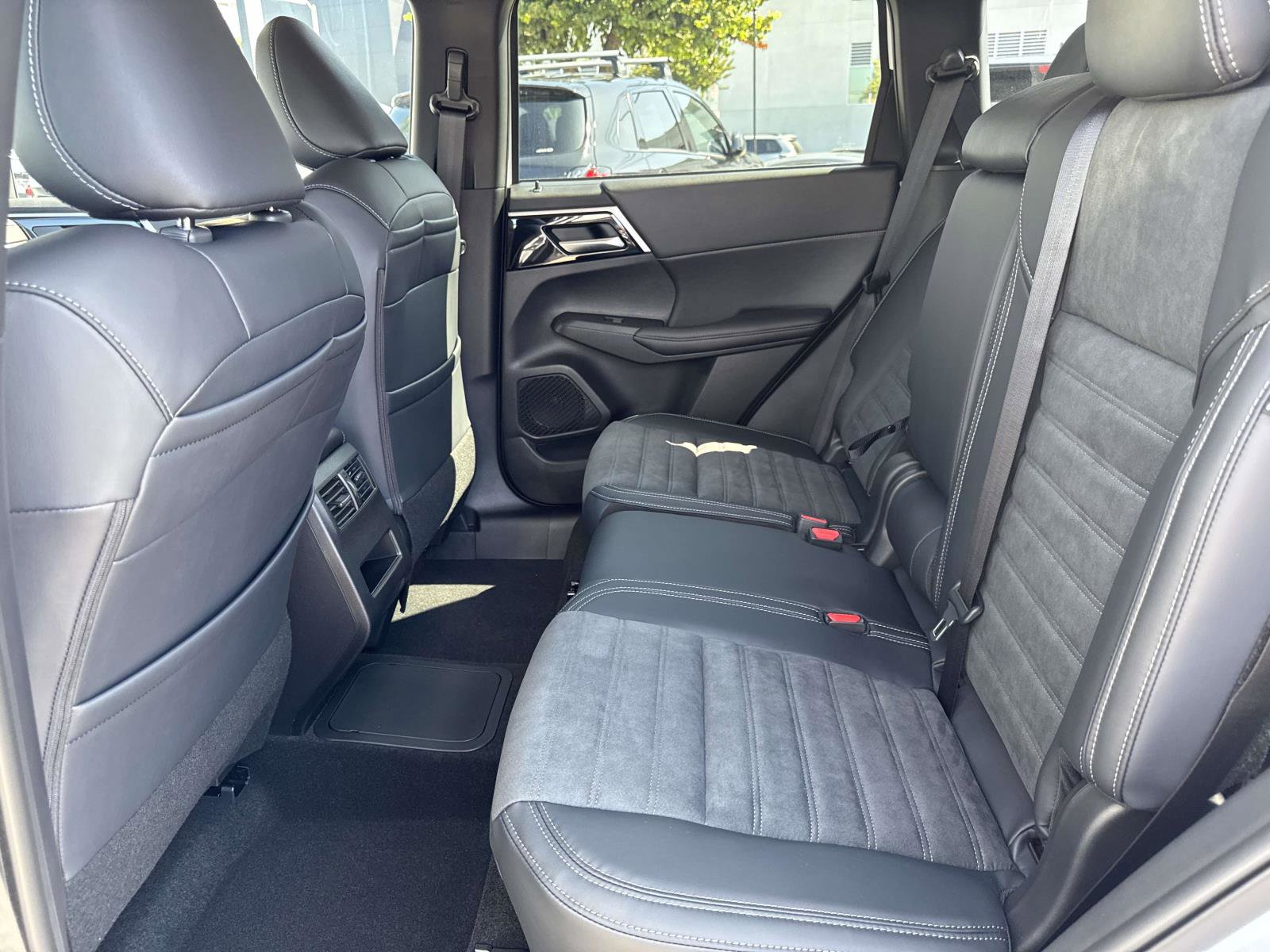 New 2025 Mitsubishi Outlander SE image 13