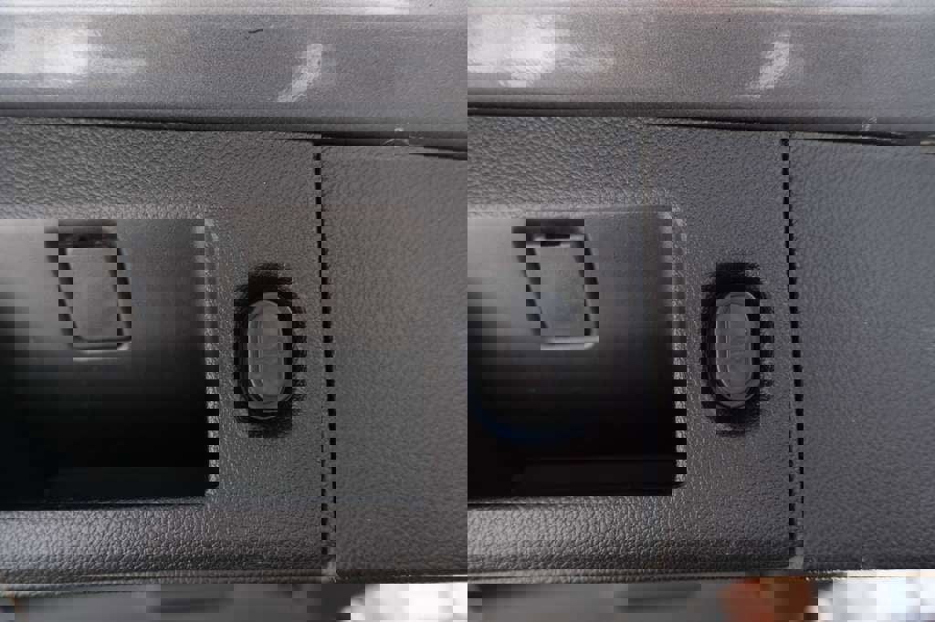 Used 2020 Cadillac Escalade Luxury w/ Escalade Sport Edition AWD/4WD image 11