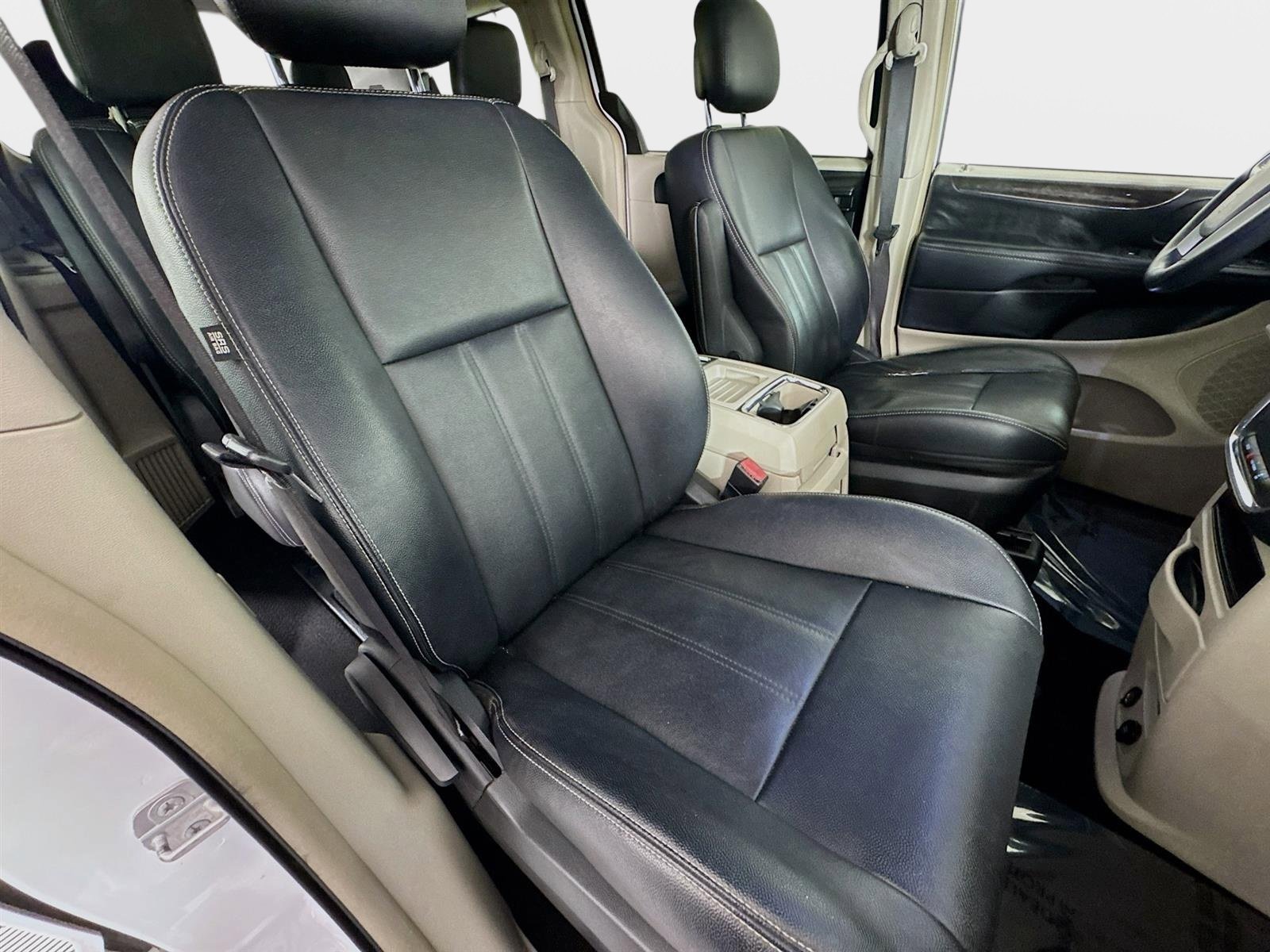 Used 2014 Chrysler Town & Country Touring image 27