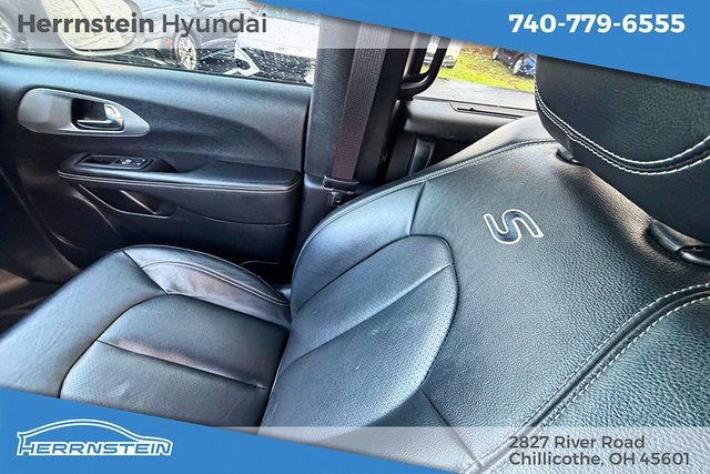 Used 2022 Chrysler Pacifica Touring-L w/ S Appearance Package image 11