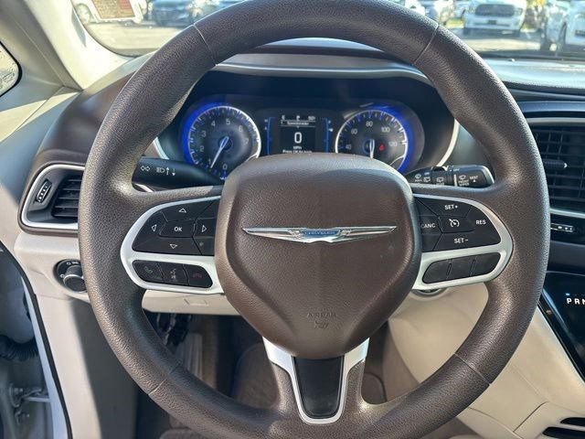 Used 2017 Chrysler Pacifica Touring w/ Tire & Wheel Group FWD image 16