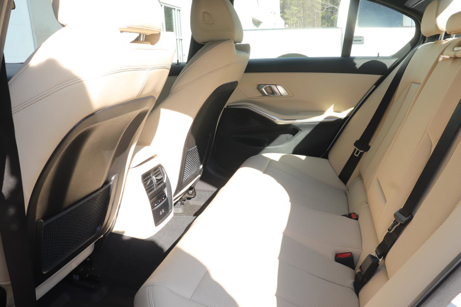 Used 2023 BMW 330i Sedan w/ Premium Package image 11