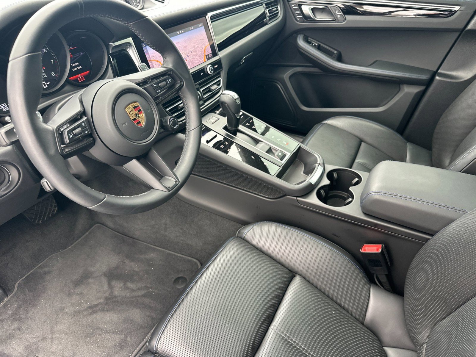 Certified 2023 Porsche Macan Turbo image 4