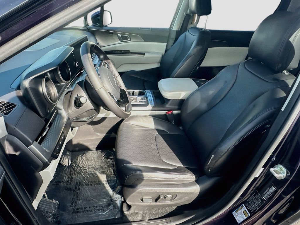Used 2023 Kia Carnival LX FWD image 18