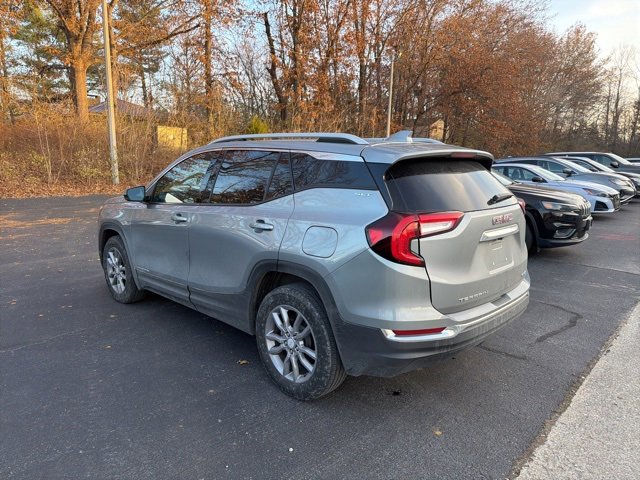 Used 2024 GMC Terrain SLT image 3