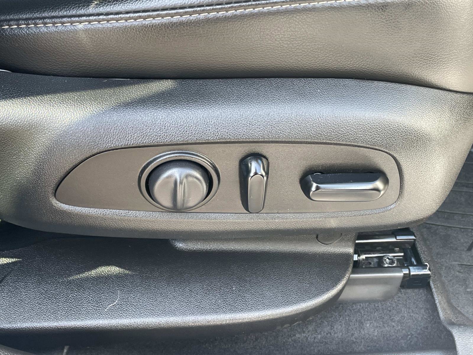 Used 2021 GMC Acadia SLT w/ Premium Package image 27