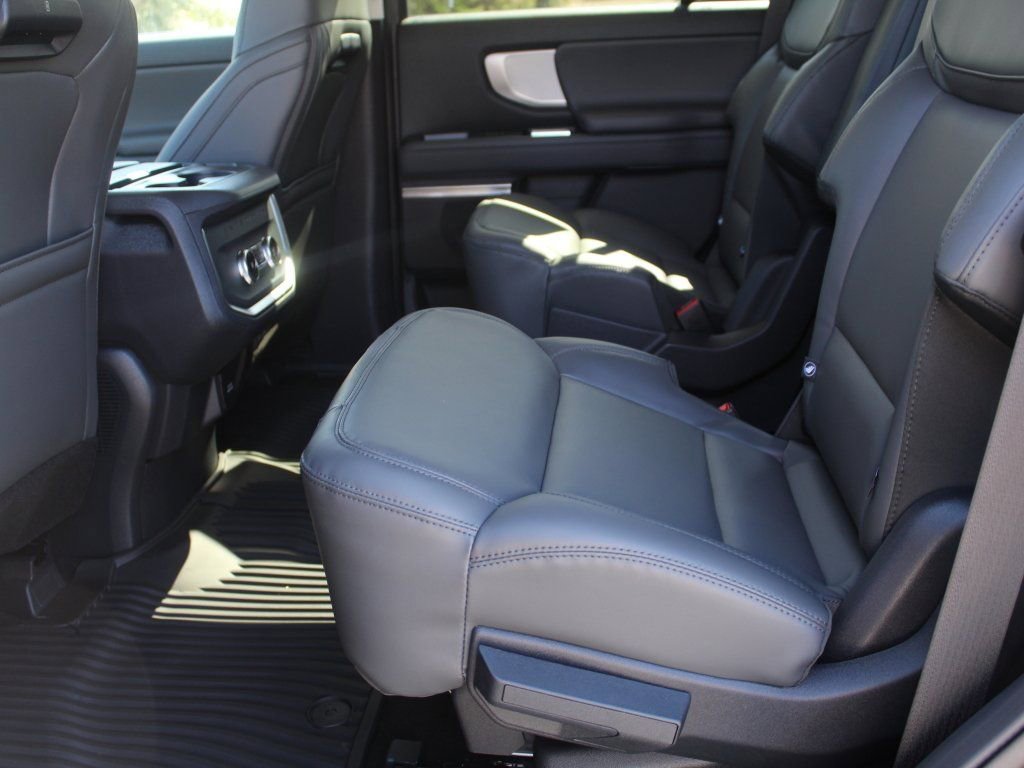 New 2026 Ford Expedition Active image 4