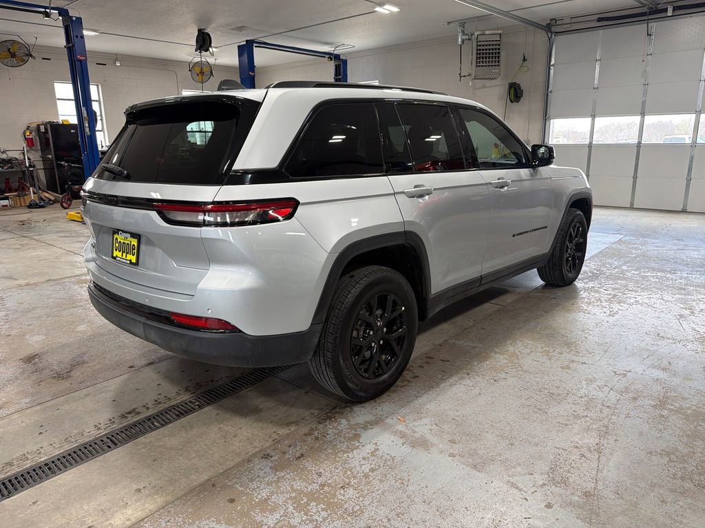 Used 2025 Jeep Grand Cherokee Altitude image 61