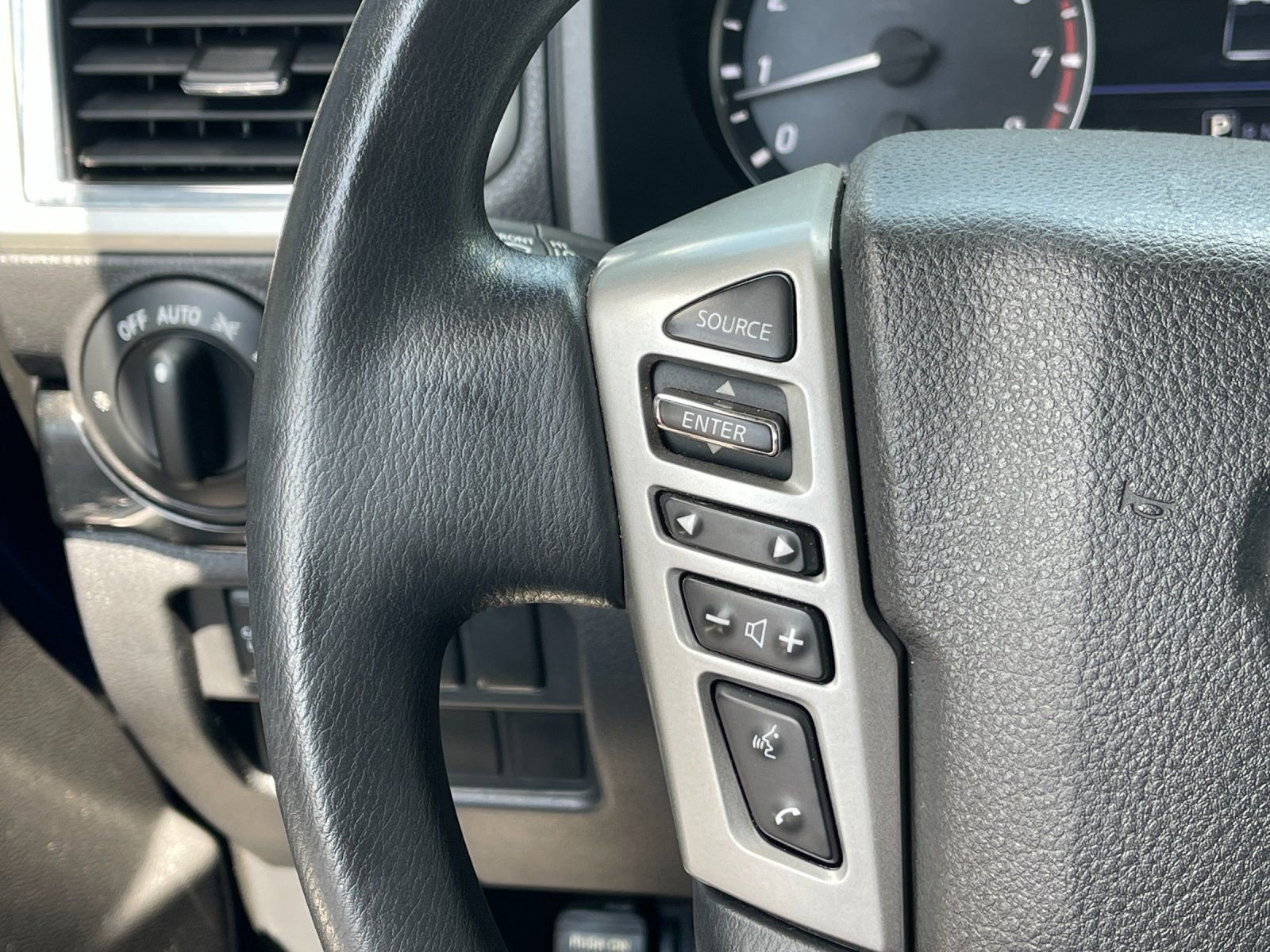 Used 2021 Nissan Titan SV AWD/4WD image 25