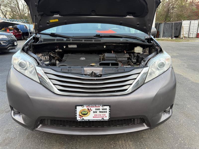 Used 2011 Toyota Sienna XLE AWD/4WD image 40