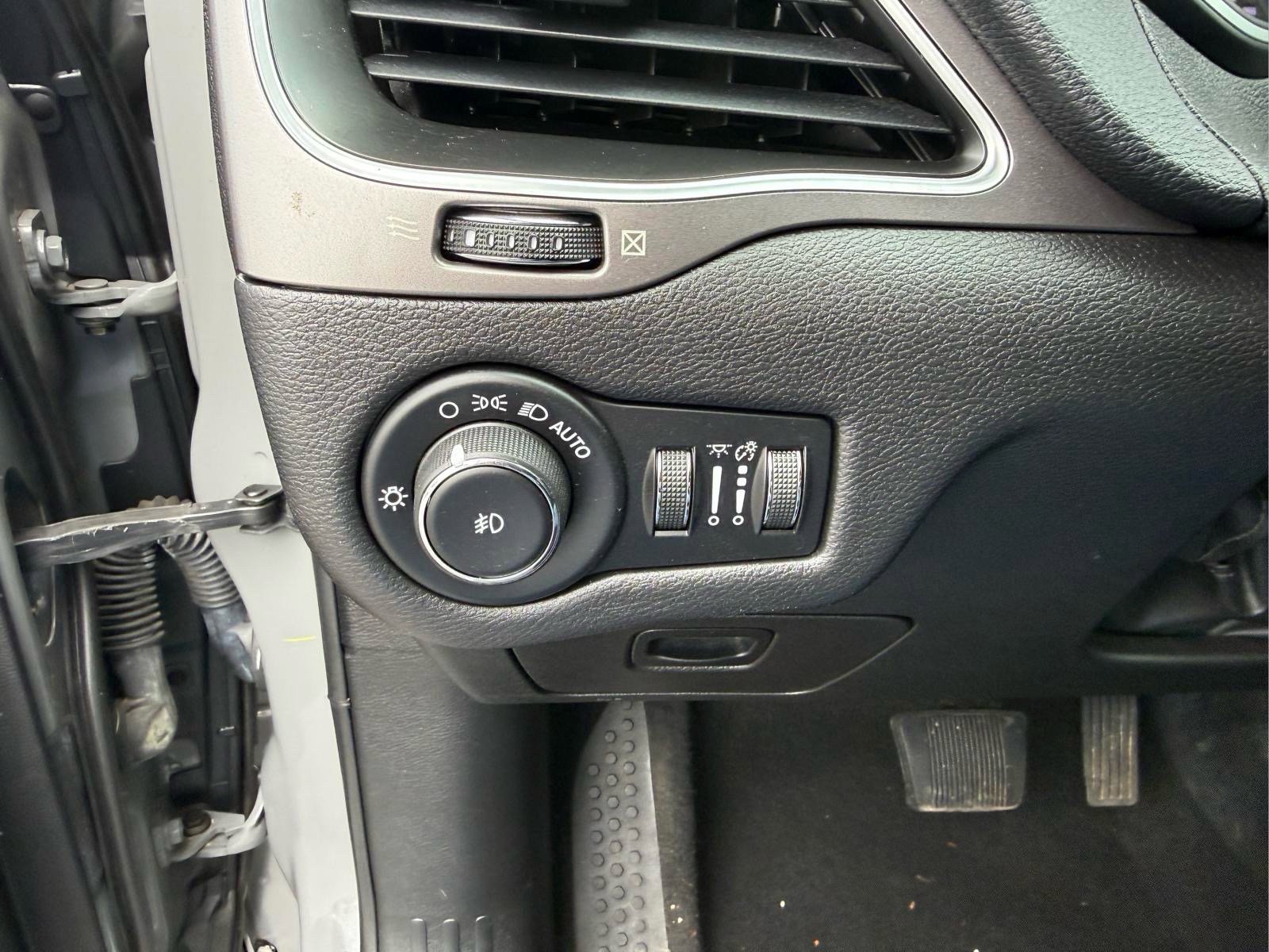 Used 2019 Jeep Cherokee Latitude Plus w/ Cold Weather Group AWD/4WD image 25