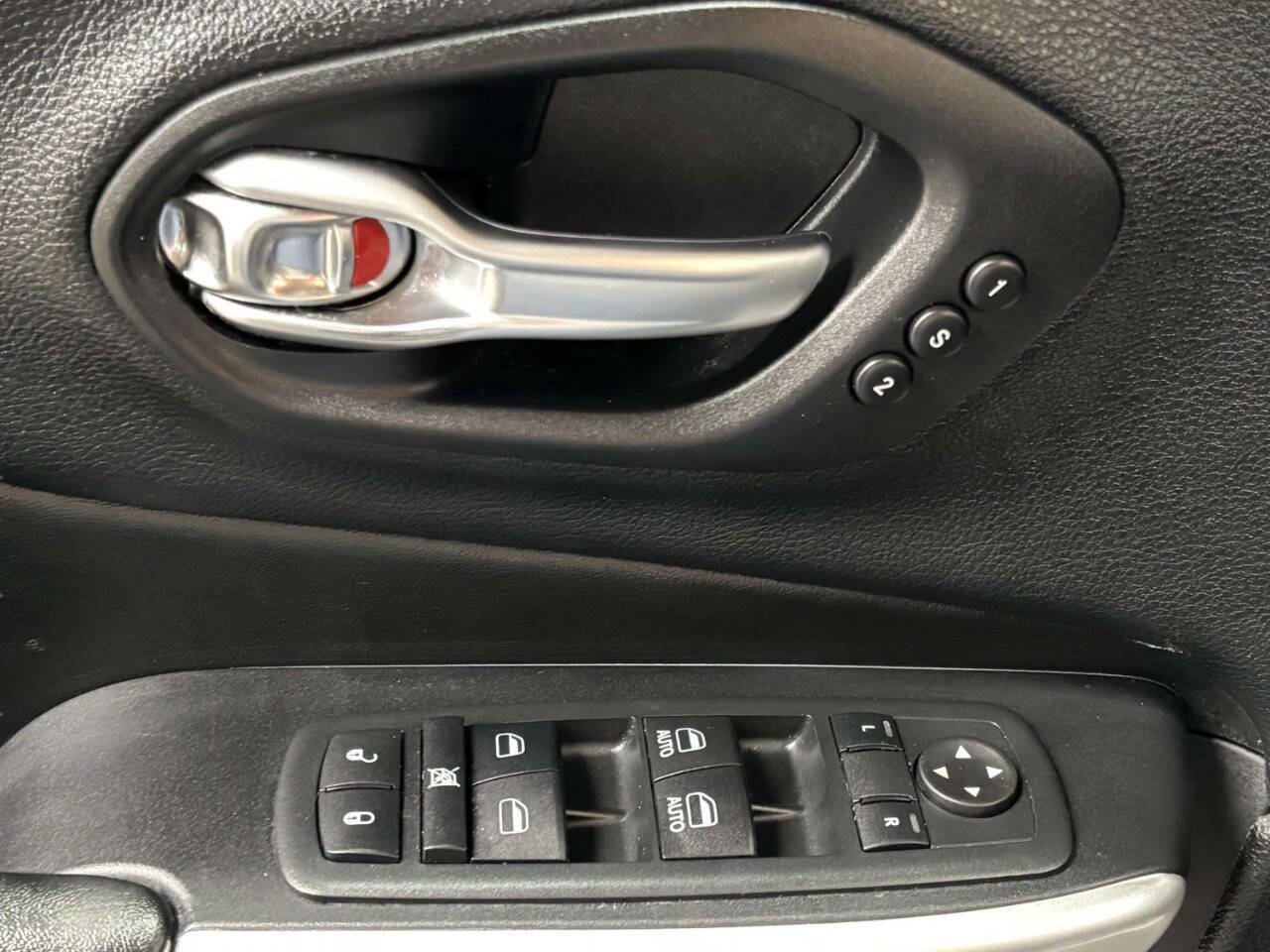 Used 2017 Jeep Cherokee Trailhawk AWD/4WD image 28