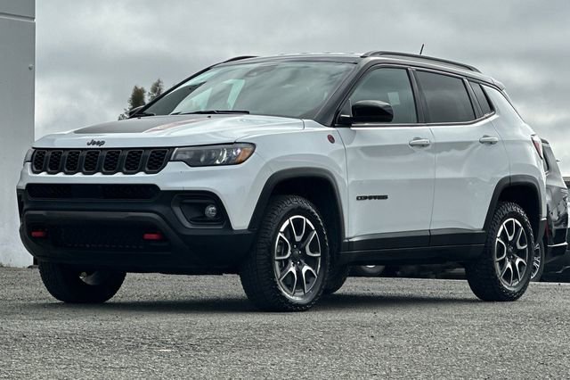 Used 2024 Jeep Compass Trailhawk image 8