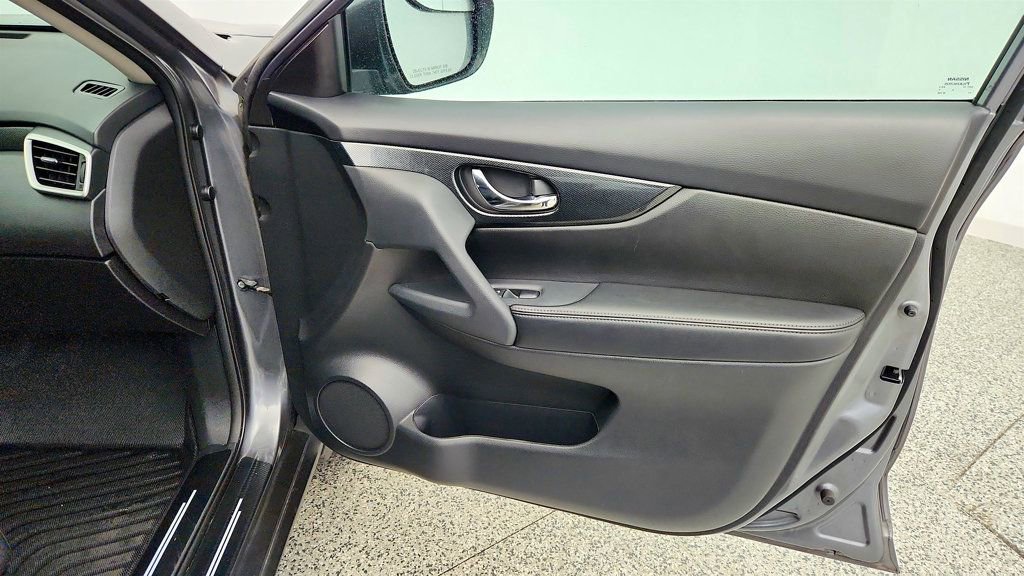 Used 2016 Nissan Rogue SL image 26