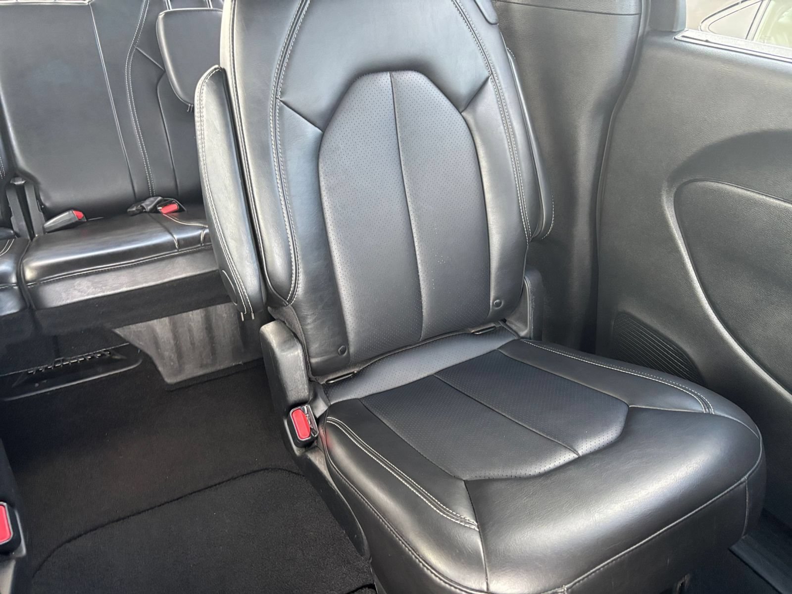 Used 2025 Chrysler Pacifica Select FWD image 39