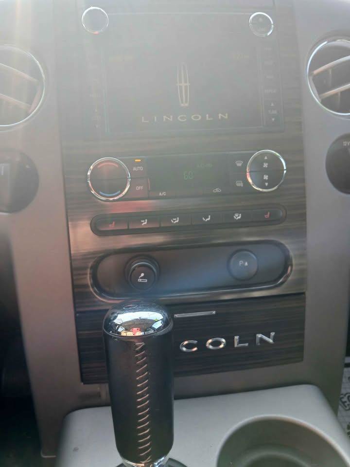 Used 2008 Lincoln Mark LT 4x4 image 19