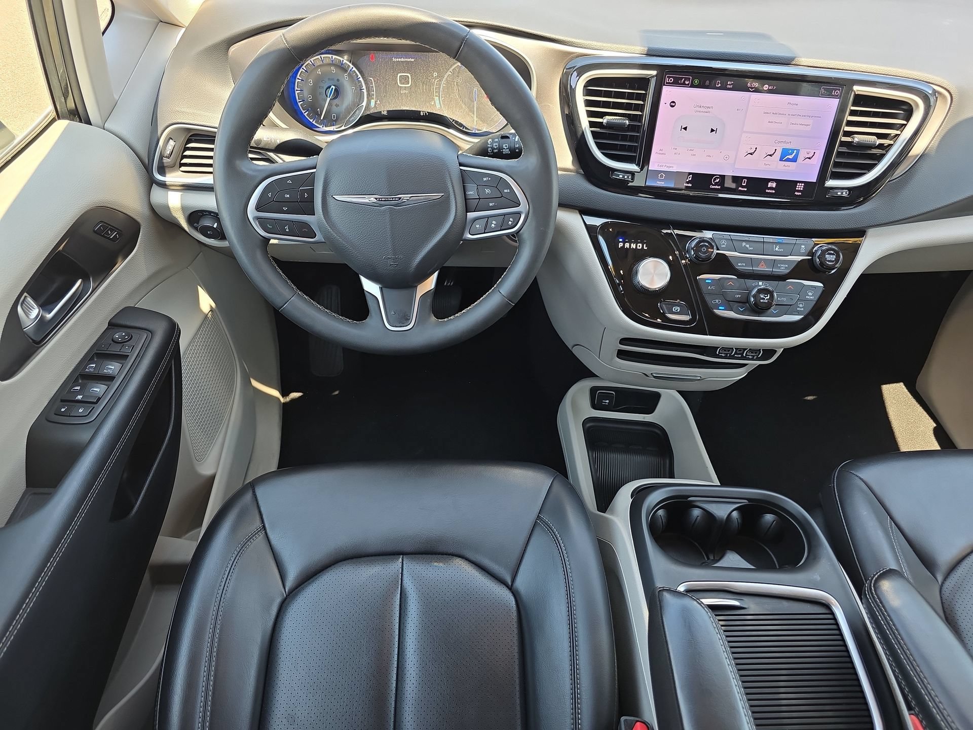 Used 2023 Chrysler Pacifica Touring-L FWD image 13
