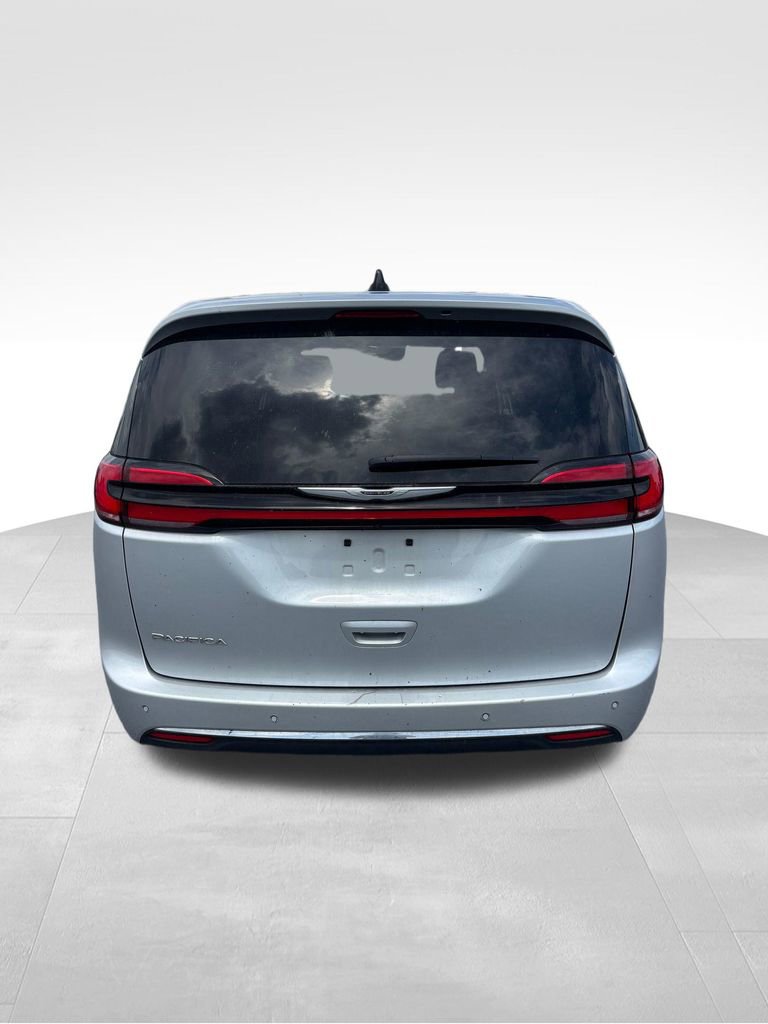 Used 2024 Chrysler Pacifica Touring-L FWD image 6