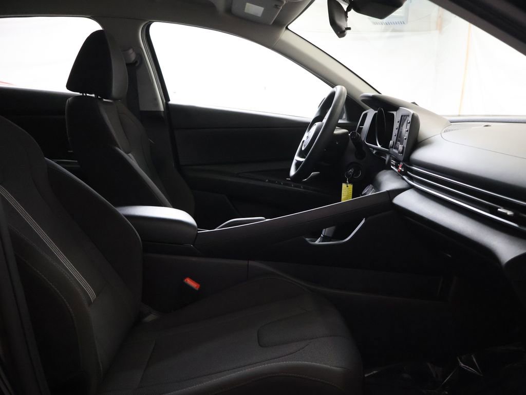 Used 2021 Hyundai Elantra SE w/ Cargo Package image 9