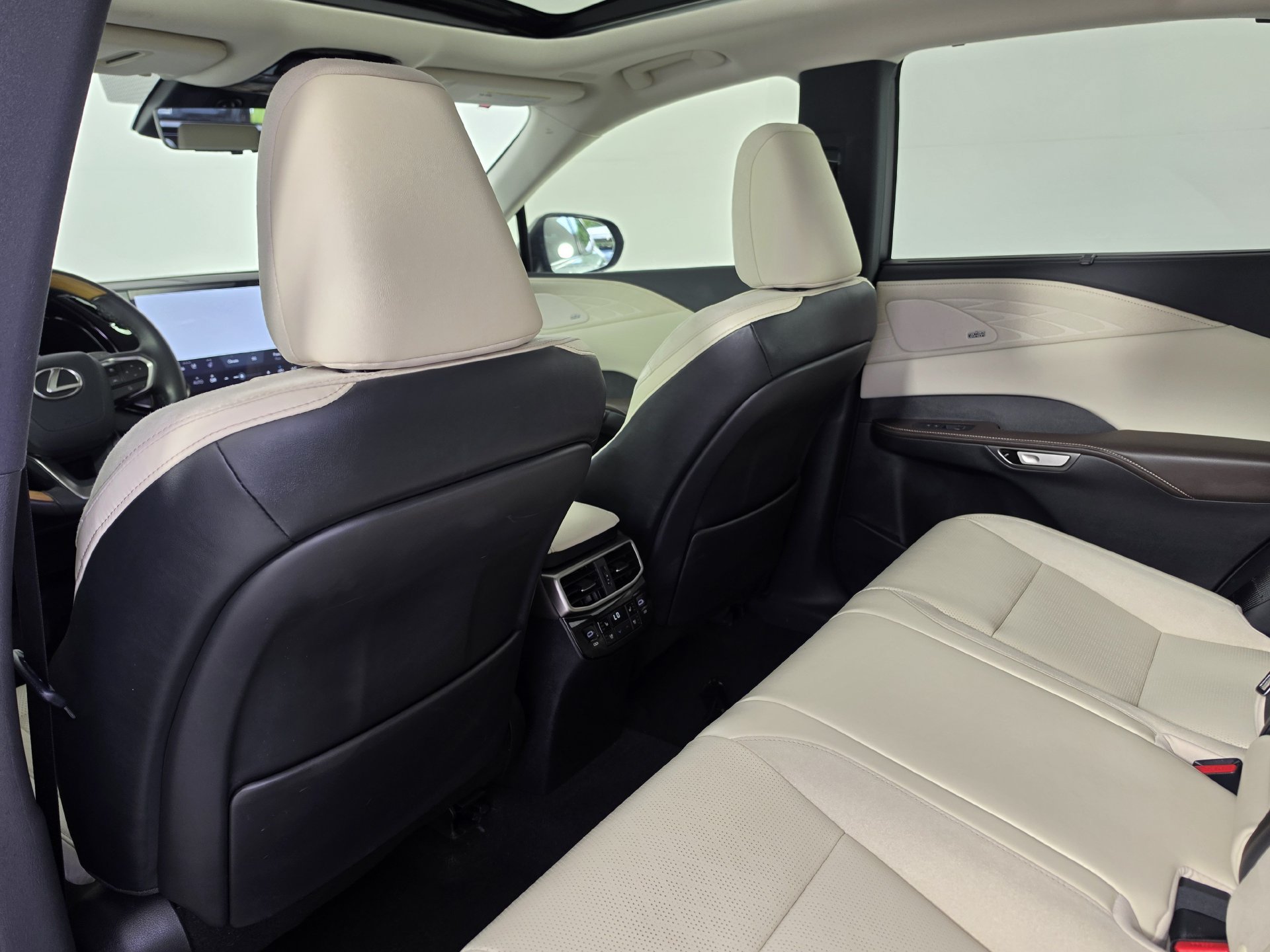 Used 2024 Lexus RX 350 FWD w/ Convenience Package image 25