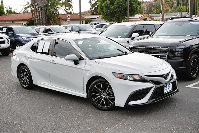 Used 2023 Toyota Camry SE FWD image 3
