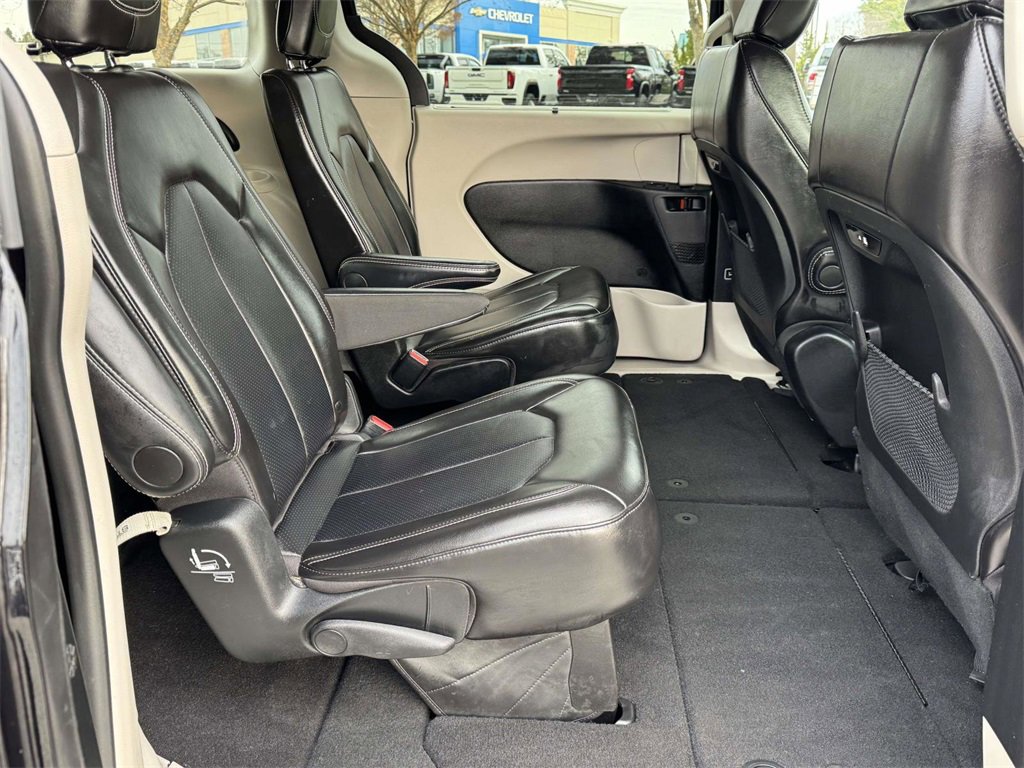 Used 2024 Chrysler Pacifica Touring-L image 15