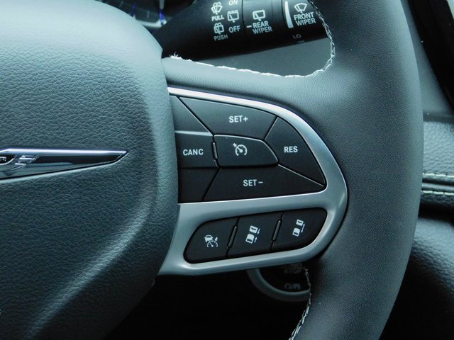 New 2025 Chrysler Pacifica Select w/ Uconnect Theater Family Group image 17