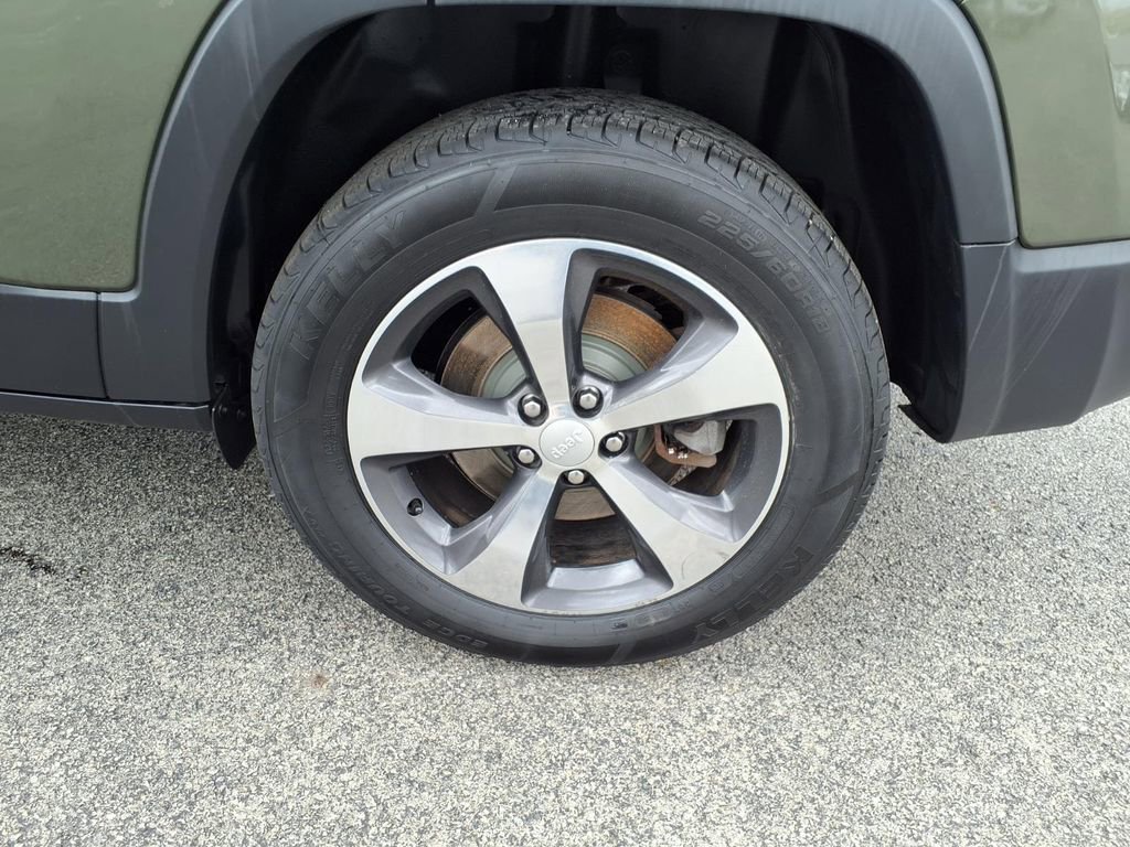 Certified 2019 Jeep Cherokee Limited AWD/4WD image 9