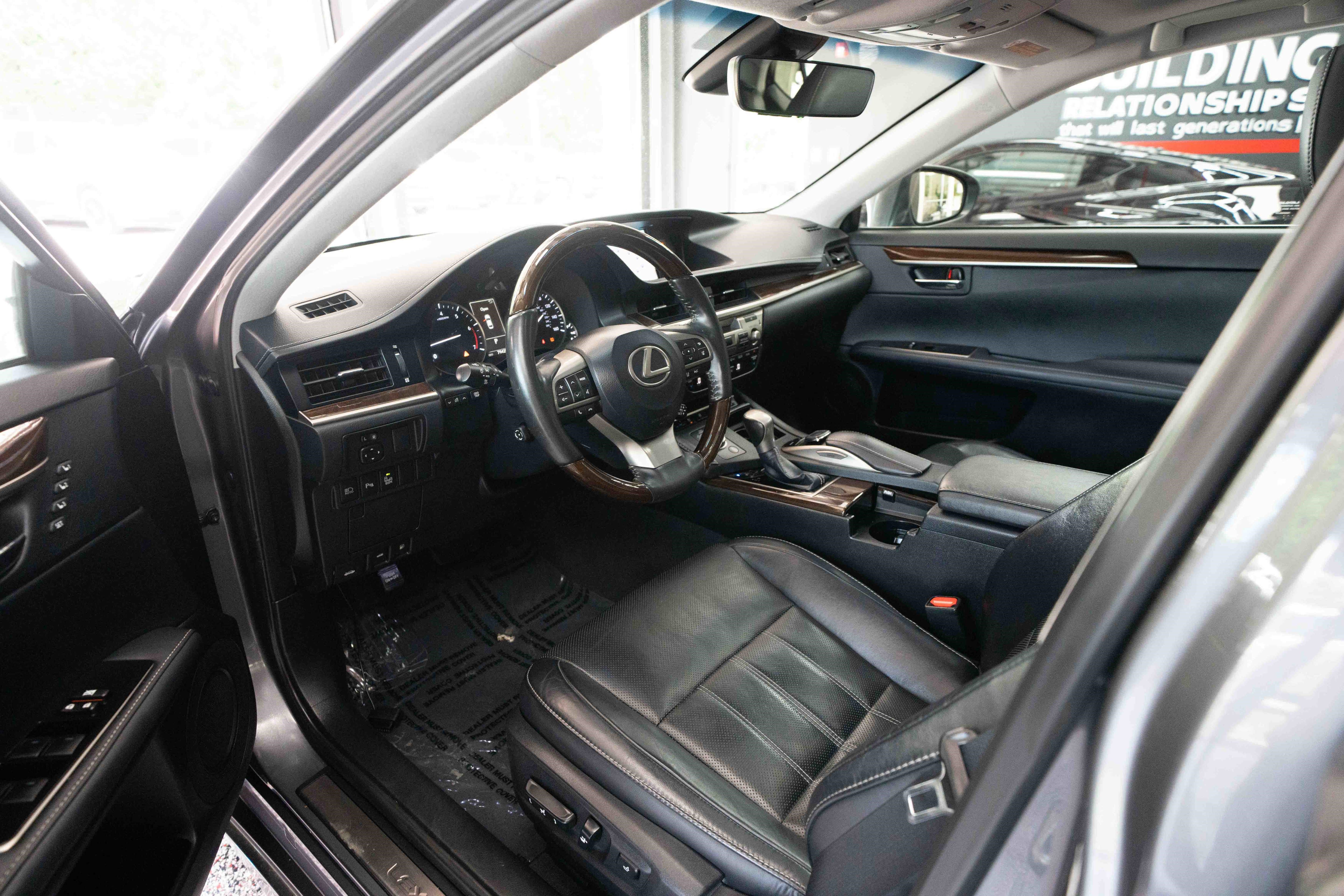 Used 2017 Lexus ES 350 w/ Luxury Package FWD image 8