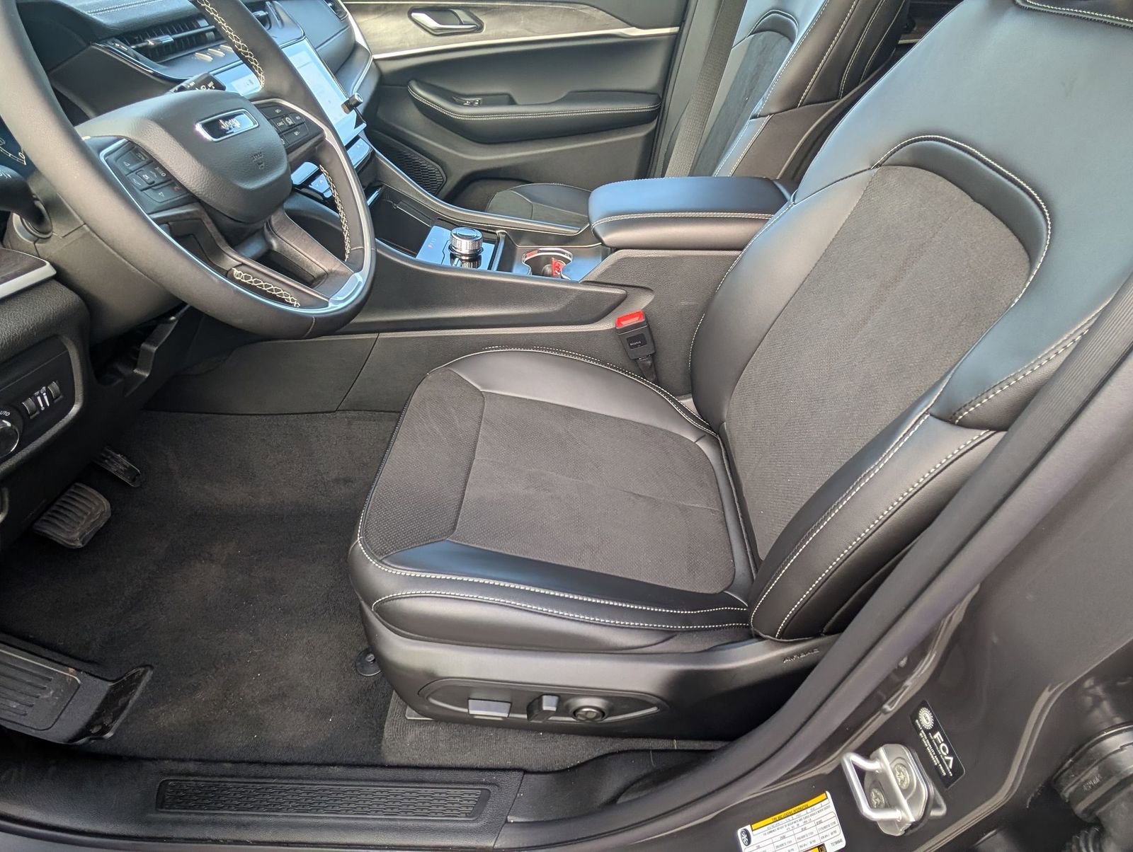 New 2026 Jeep Grand Cherokee Altitude image 9