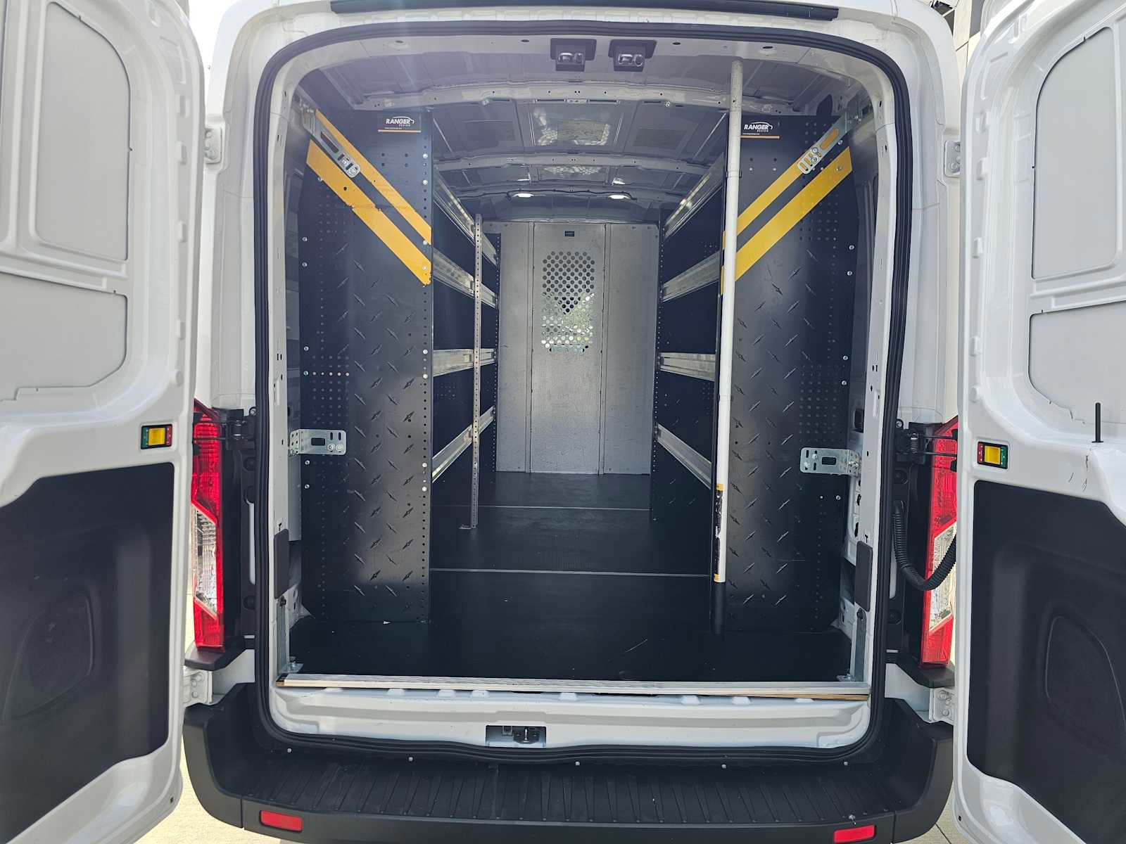 Used 2023 Ford E-Transit Medium Roof image 15