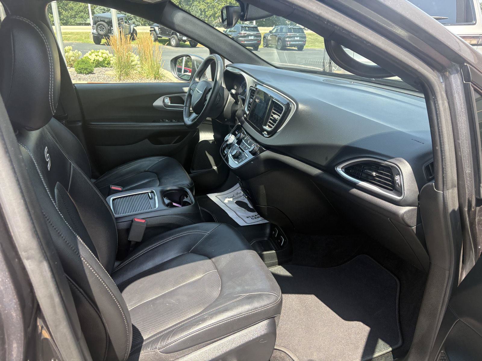 Used 2018 Chrysler Pacifica Touring-L Plus w/ S Appearance Package FWD image 15