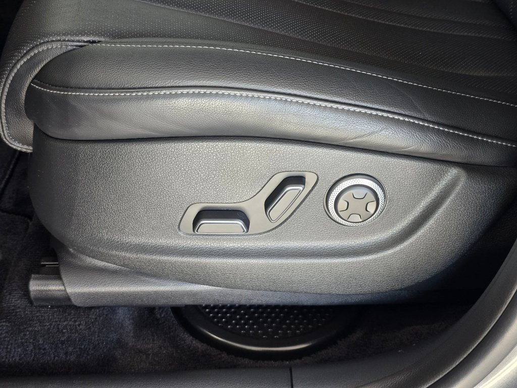 Used 2025 Genesis GV80 2.5T Standard AWD/4WD image 13