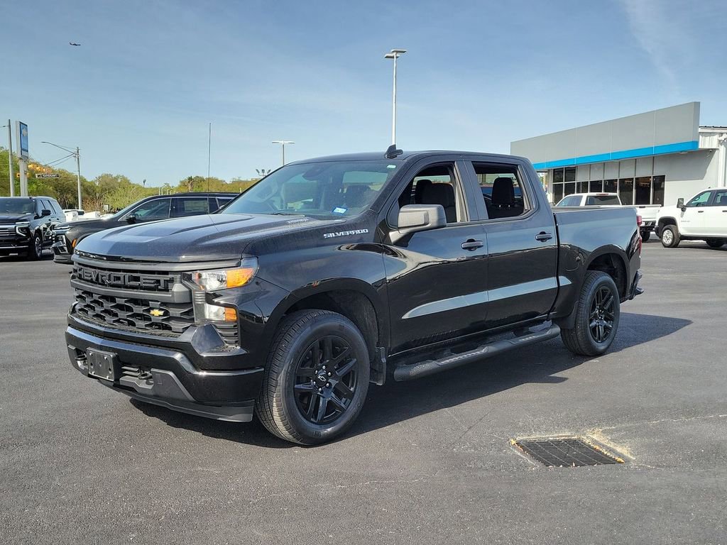 Used 2025 Chevrolet Silverado 1500 Custom image 2