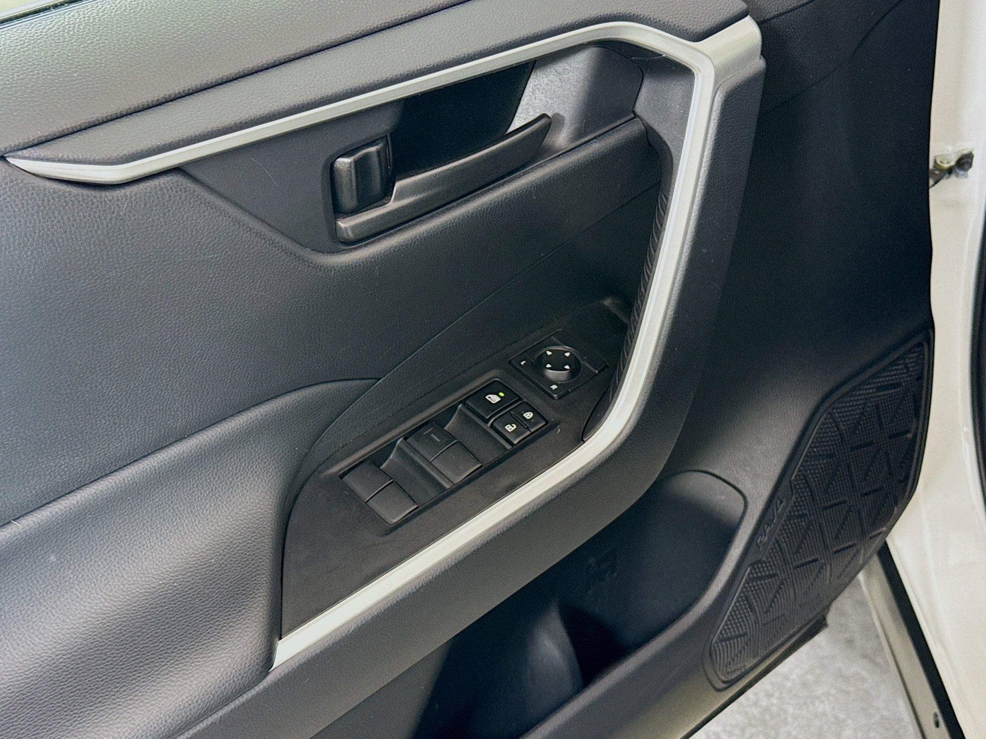 Used 2025 Toyota RAV4 LE AWD/4WD image 18