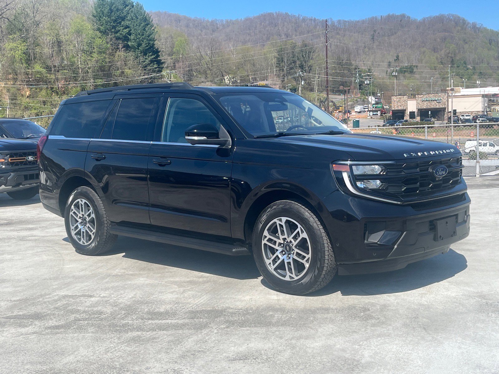 Certified 2025 Ford Expedition Active AWD/4WD image 1