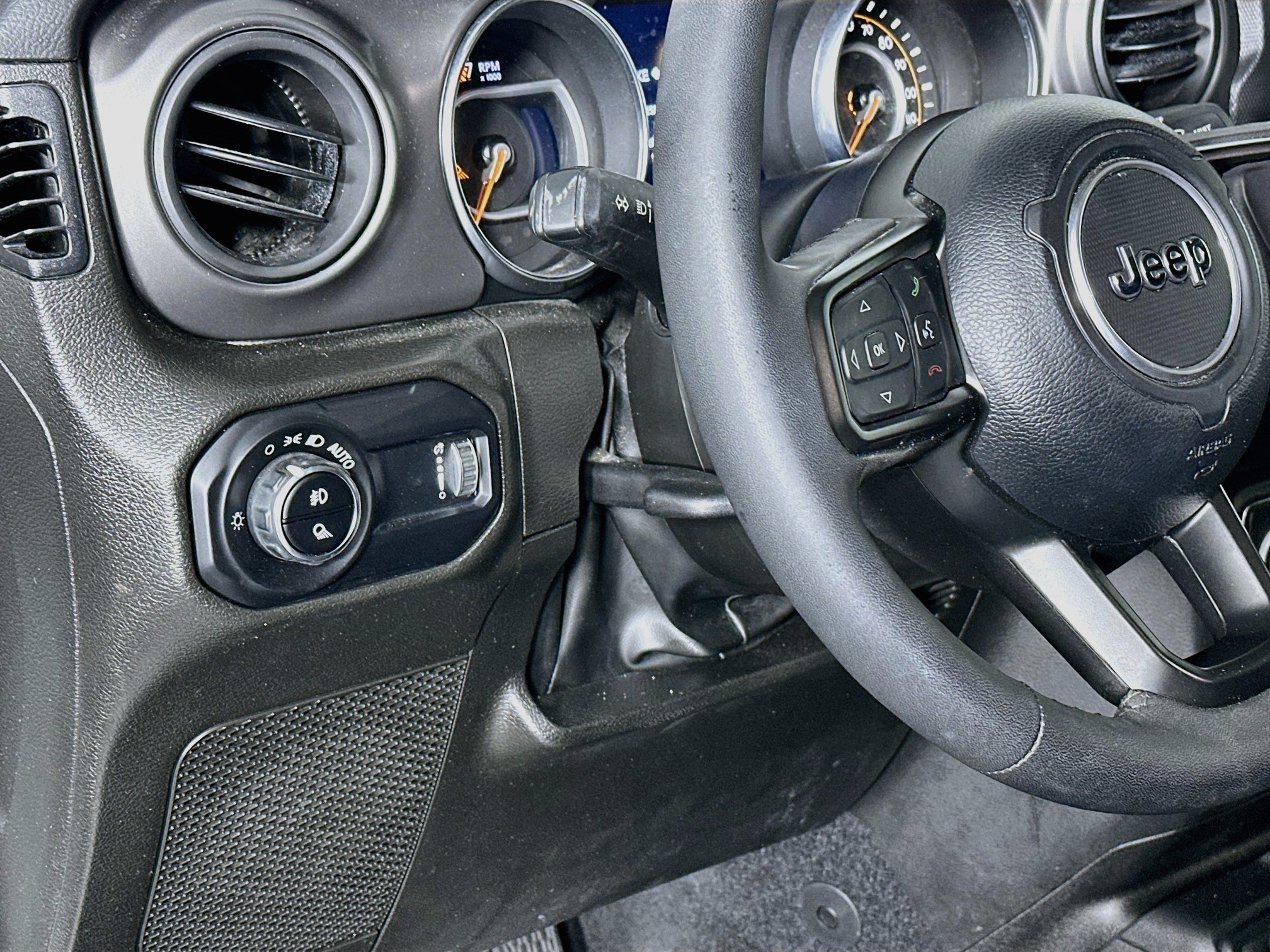 Used 2023 Jeep Gladiator Sport AWD/4WD image 16